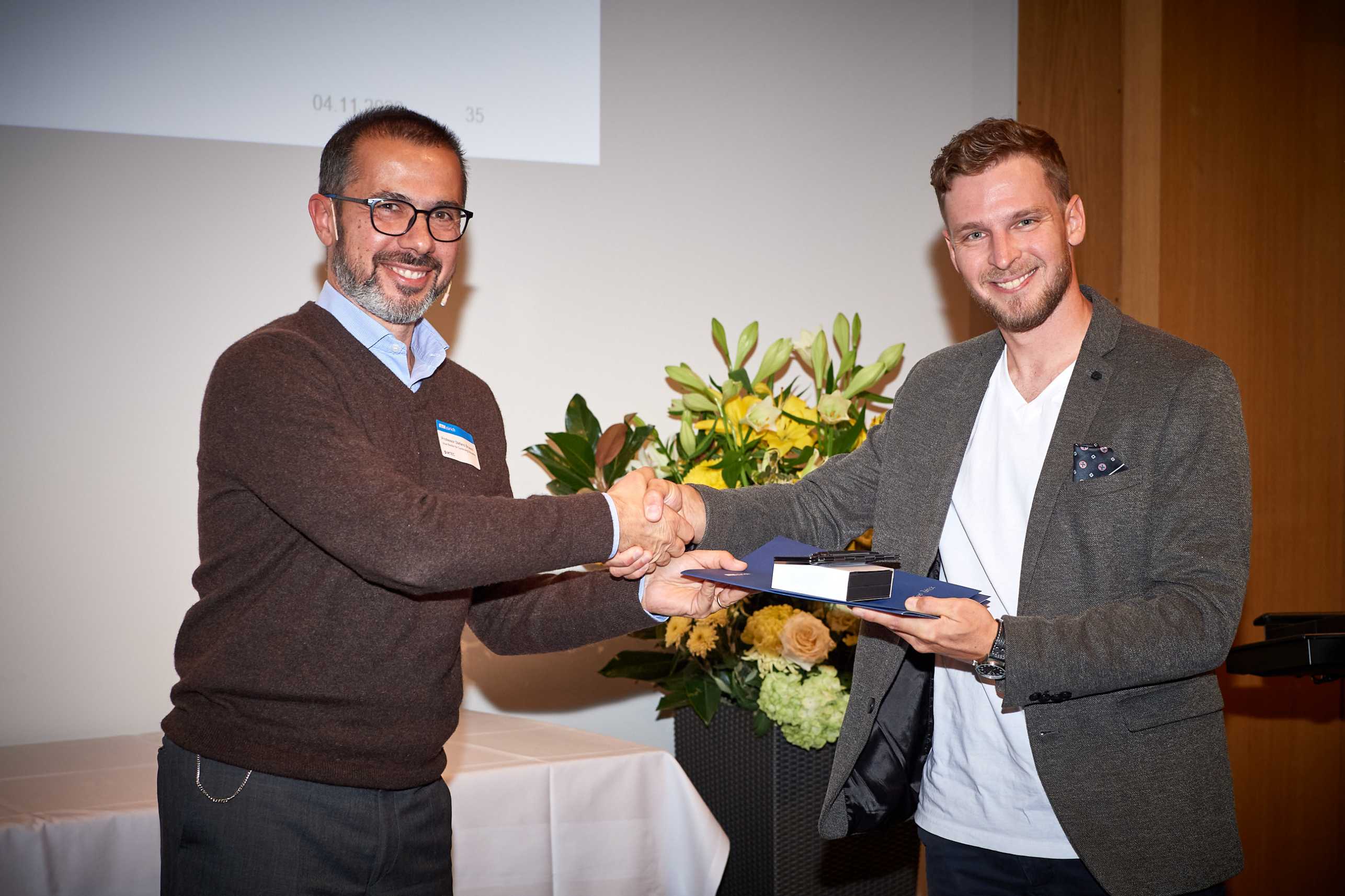 Medal presentatin Professor Stefano Brusoni to Patrick Nagel (Image: Monika Estermann)