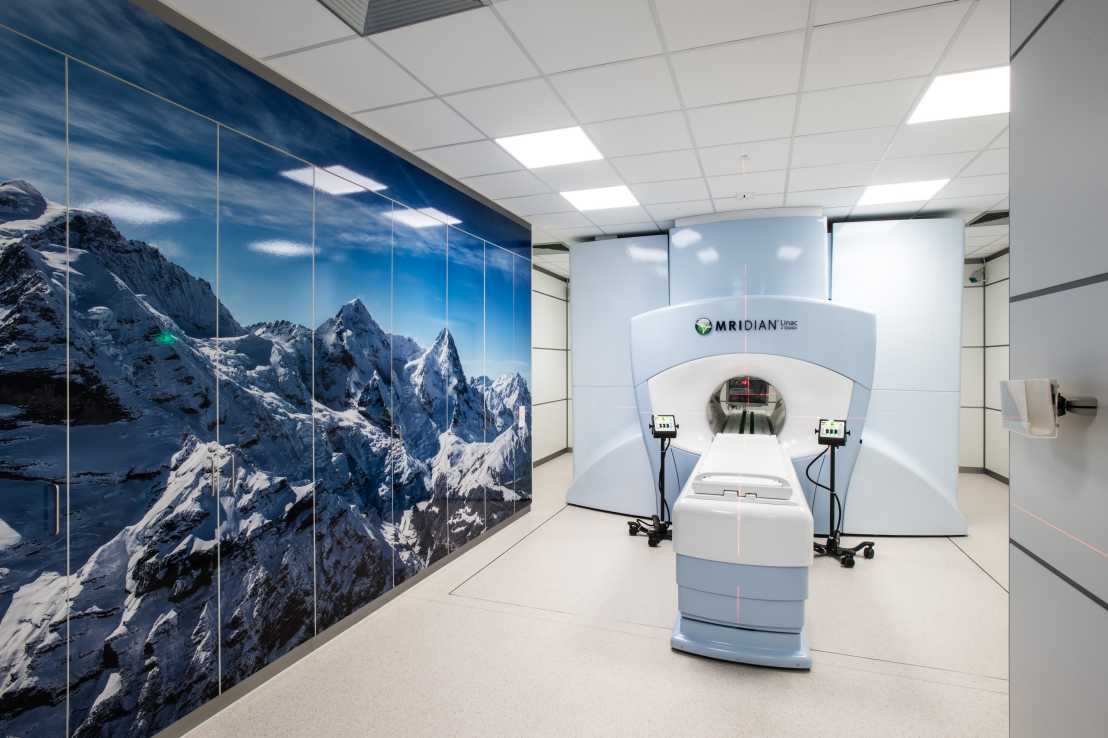 Universitätsspital Zürich – Radio-Onkologie. Linearbeschleuniger mit integriertem MRI zur Echtzeitbestrahlung von Tu-moren (Fotograf: Nicolas Zonvi)