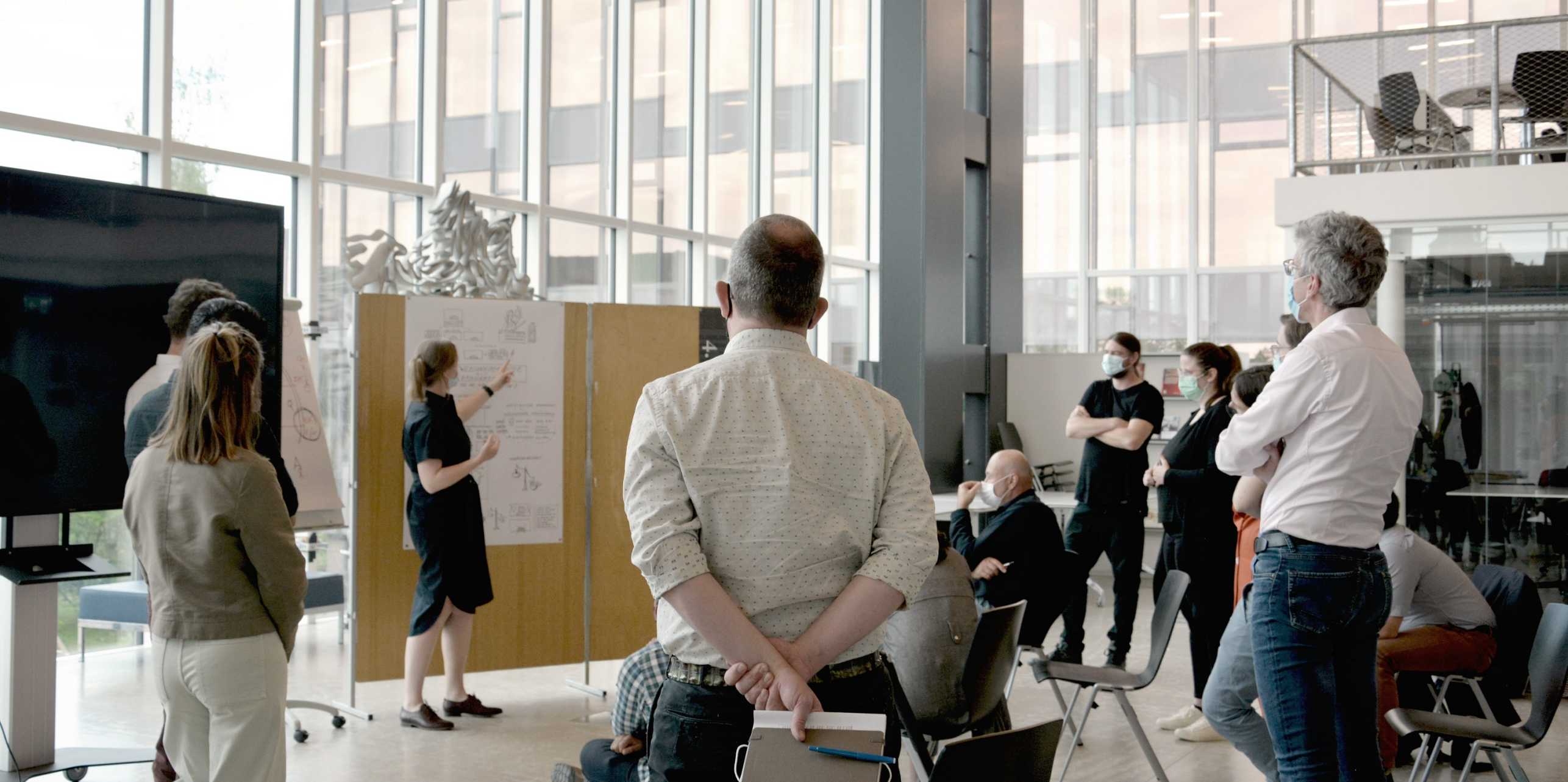 ETH-ARC-Studierende bei der Schlusspräsentation im Arch_Tec_Lab auf dem ETH-Hönggerberg