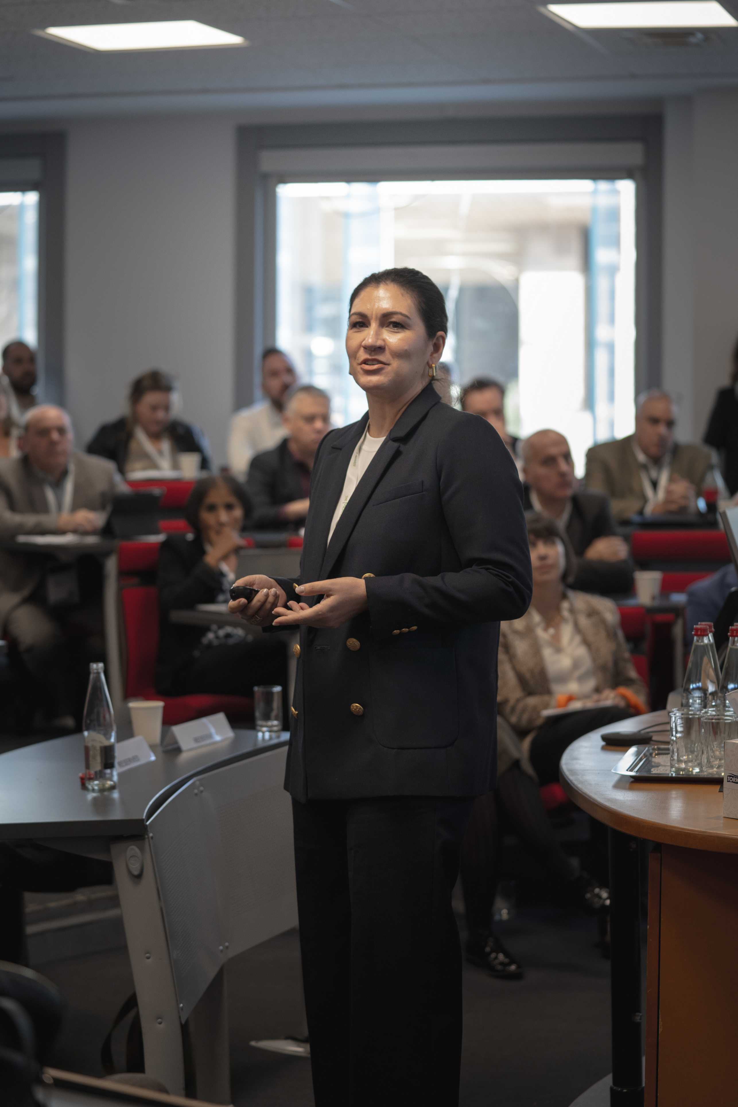 Dr. Ana Procopio Schön bei der Vorstellung des emba X.