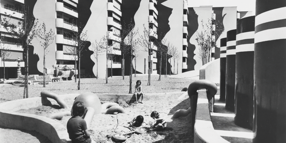 Blick auf Spielplatz in der Wohnüberbauung Heuried in ZH-Wiedikon, schwarz-weiss Bild, Kinder im Sandkasten.