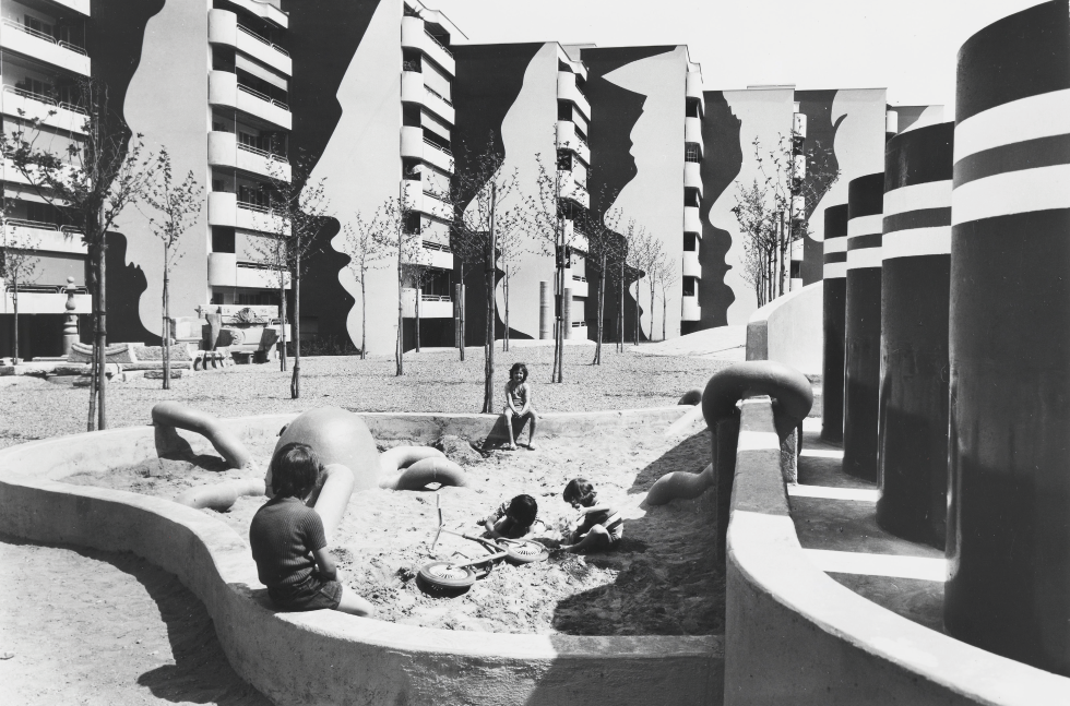 Schwarz-weiss Bild der Wohnüberbauung Heuried, ZH-Wiedikon, mit spielenden Kindern im Sandkasten