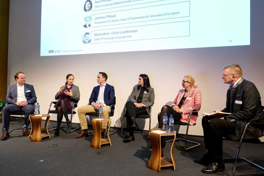 Podium 2: Erfolgreiche Partnerschaften für Lebenslanges Lernen (v.l.n.r.: Niki Gruber, Helen Buchs, Remo Hauser, Ana Procopio, Jeannine Pilloud, Chris Luebkeman)