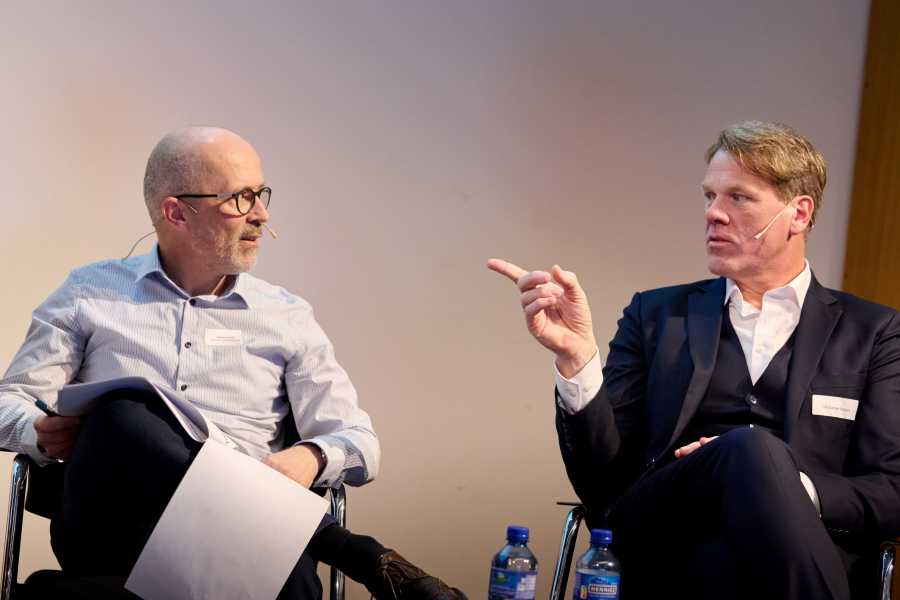 Podium 1: Wie gelingt zukunftsorientierte Weiterbildung? Stefan Küenzi und Ulf-Daniel Ehlers im Gespräch.